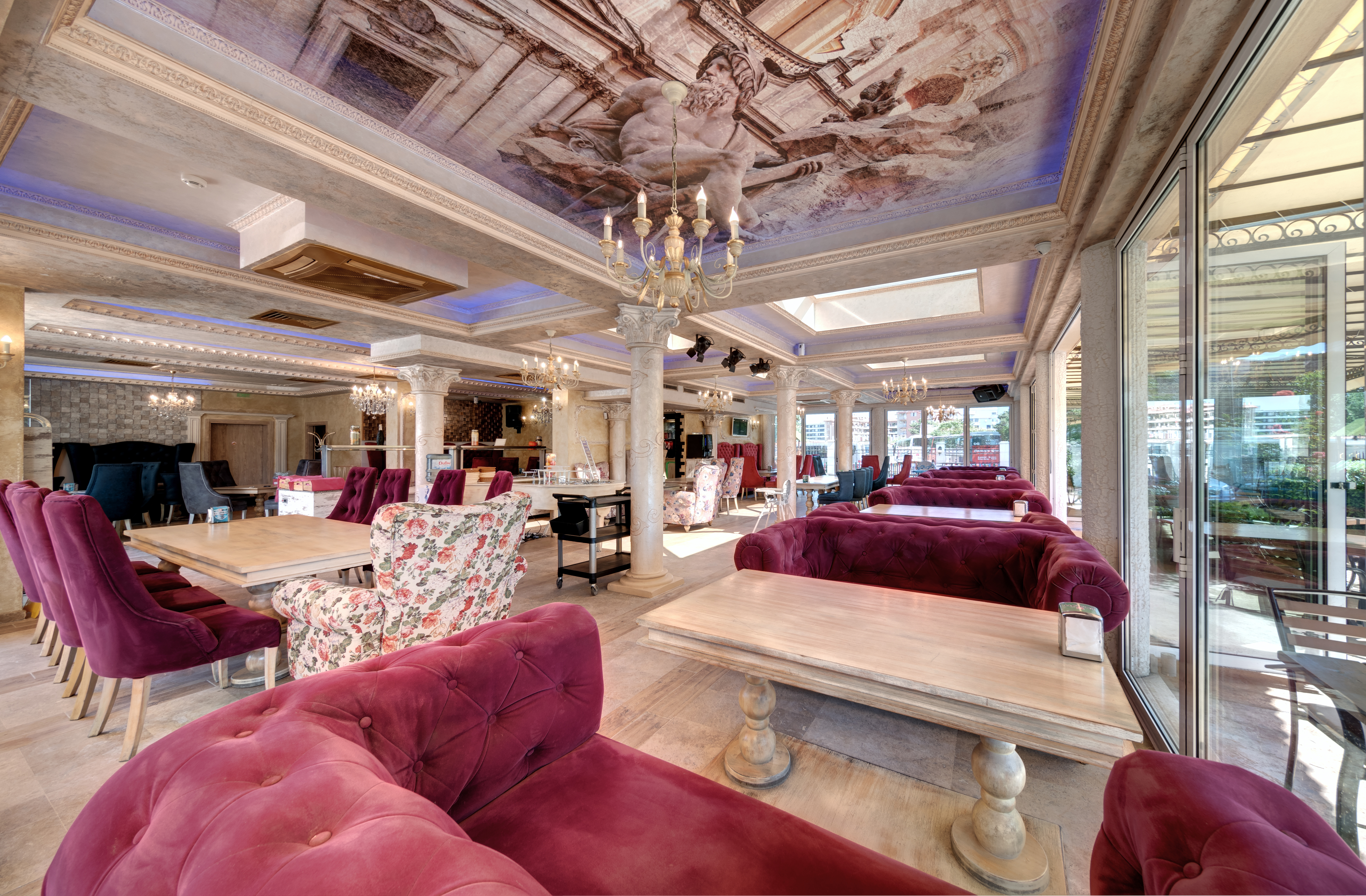 Hotel Avenue Deluxe lobby