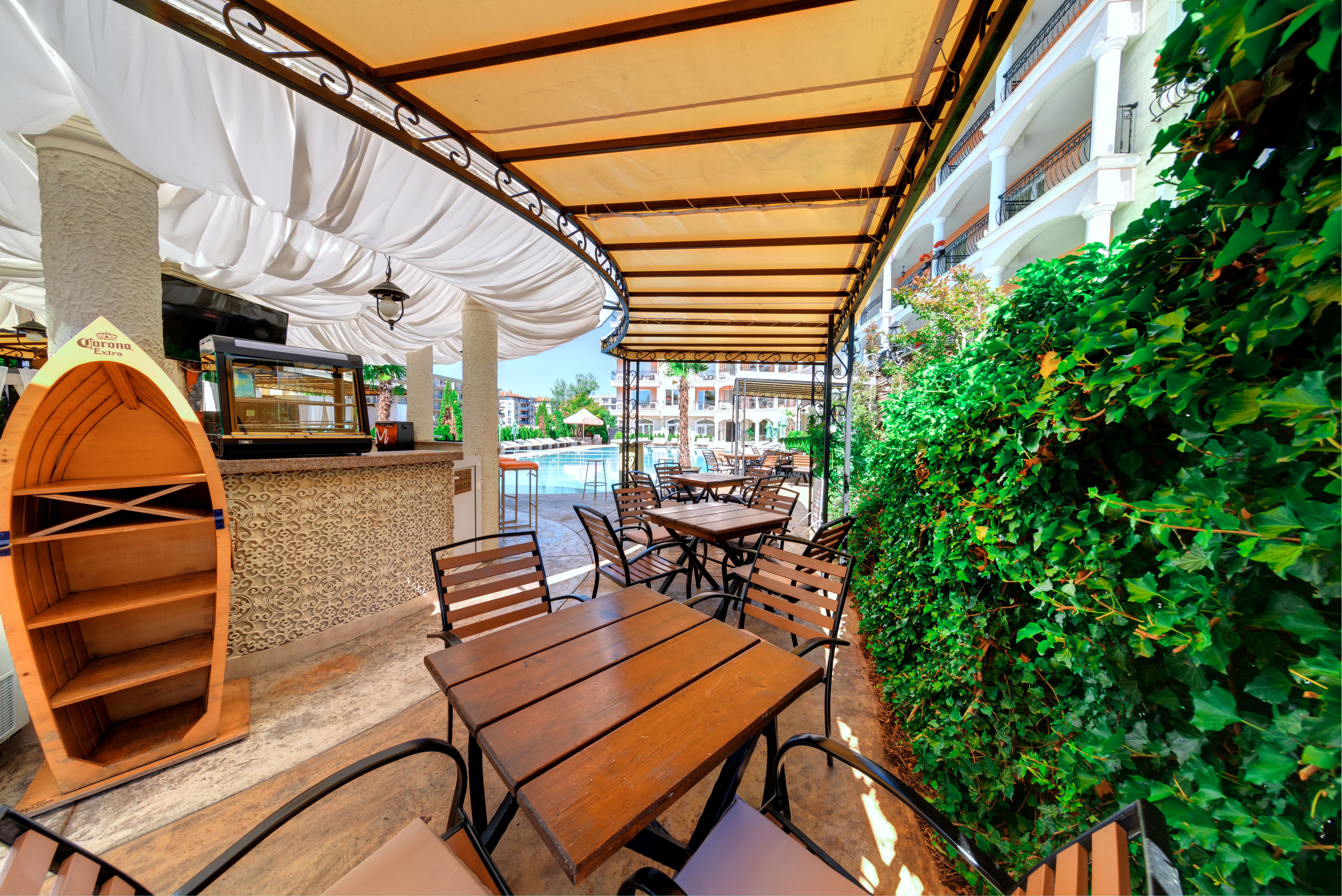 Hotel Avenue Deluxe bar pored bazena