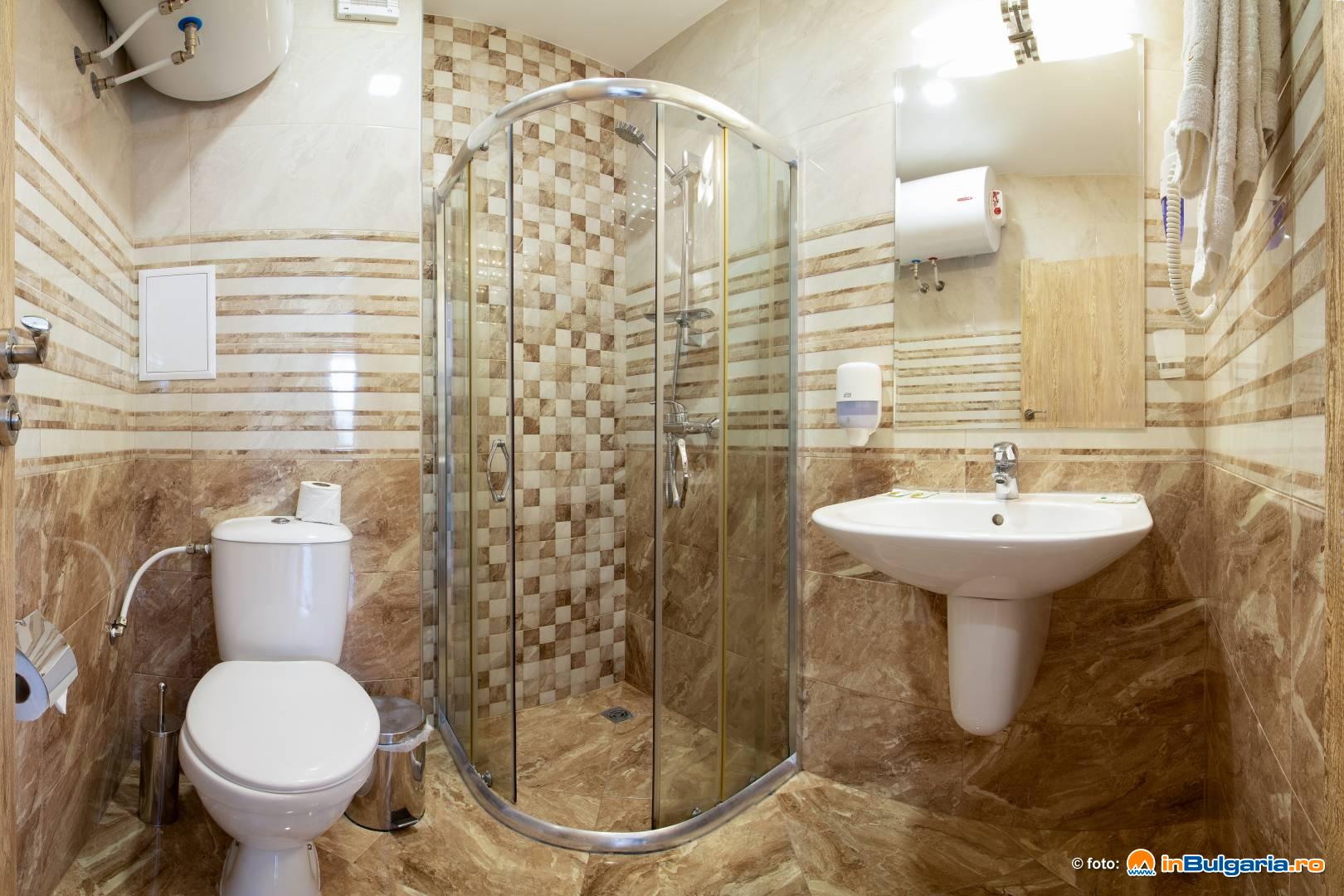 Hotel Avenue Deluxe kupatilo trokrevetne sobe