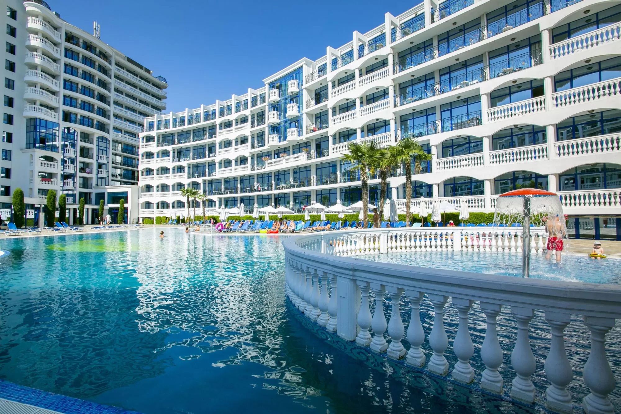 Chaika Beach Resort-Bazen.jpg