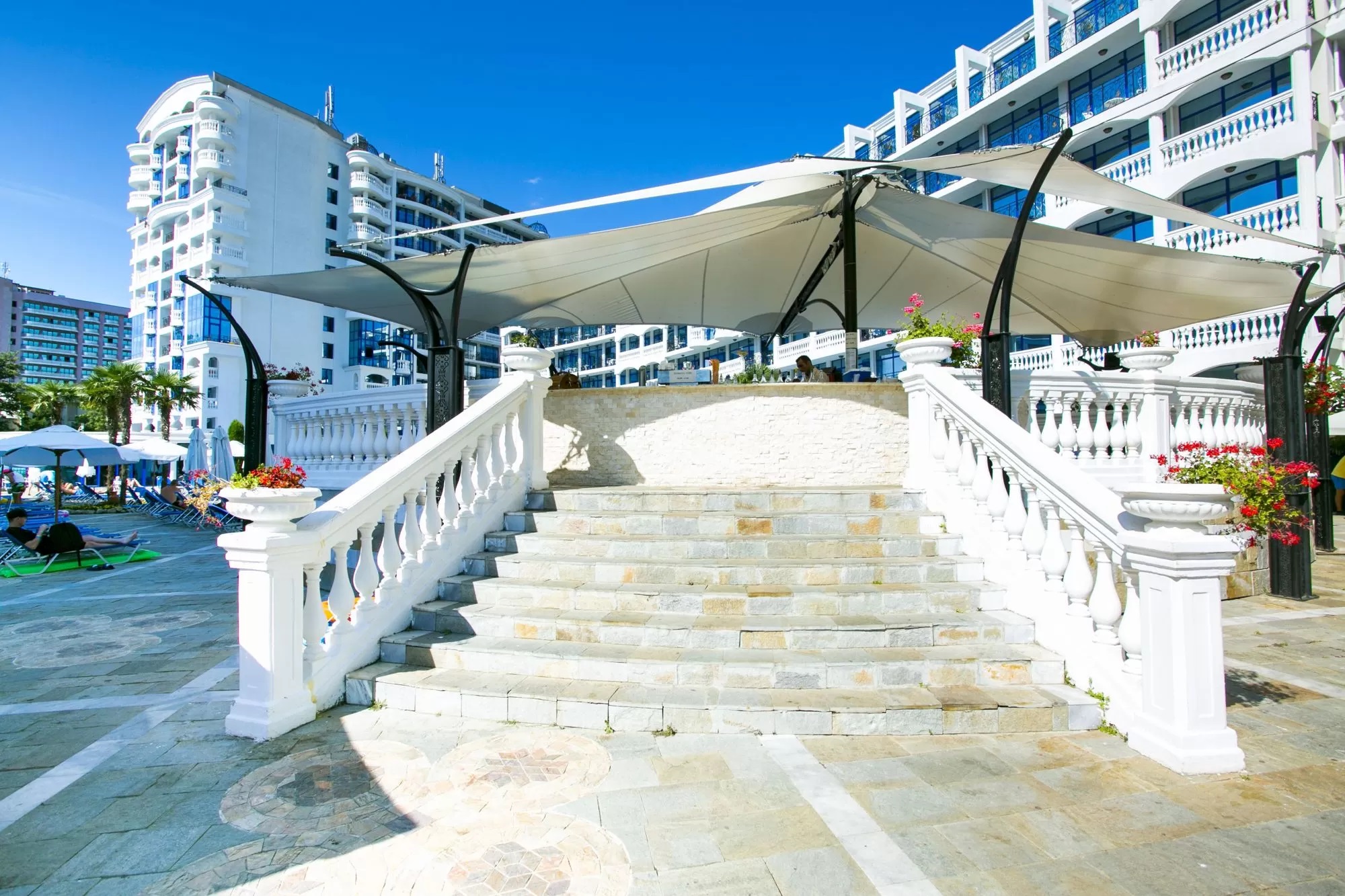 Chaika Beach Resort Hotel-Bar na bazenu.jpg