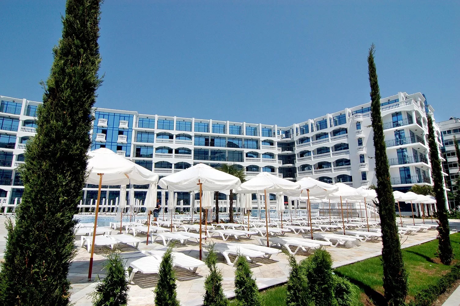 Chaika Beach Resort-Lezaljke i suncobrani.jpg