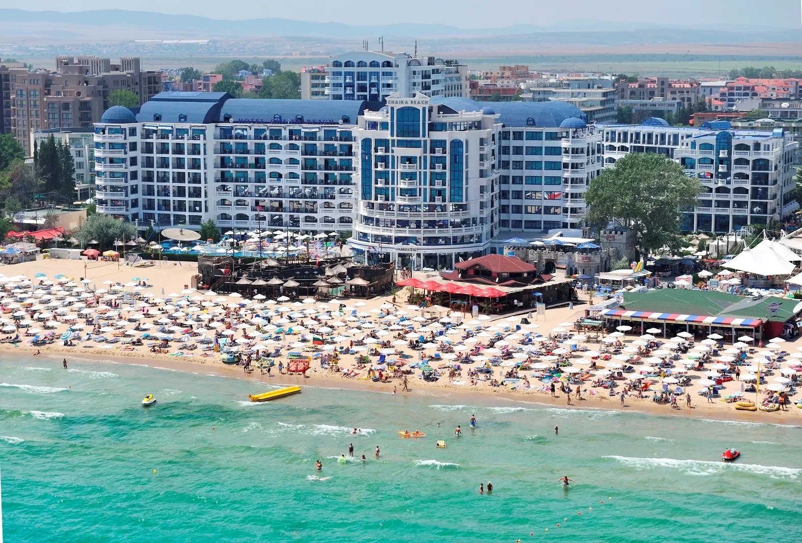 Hotel Chaika Beach Resort-Plaza.jpg