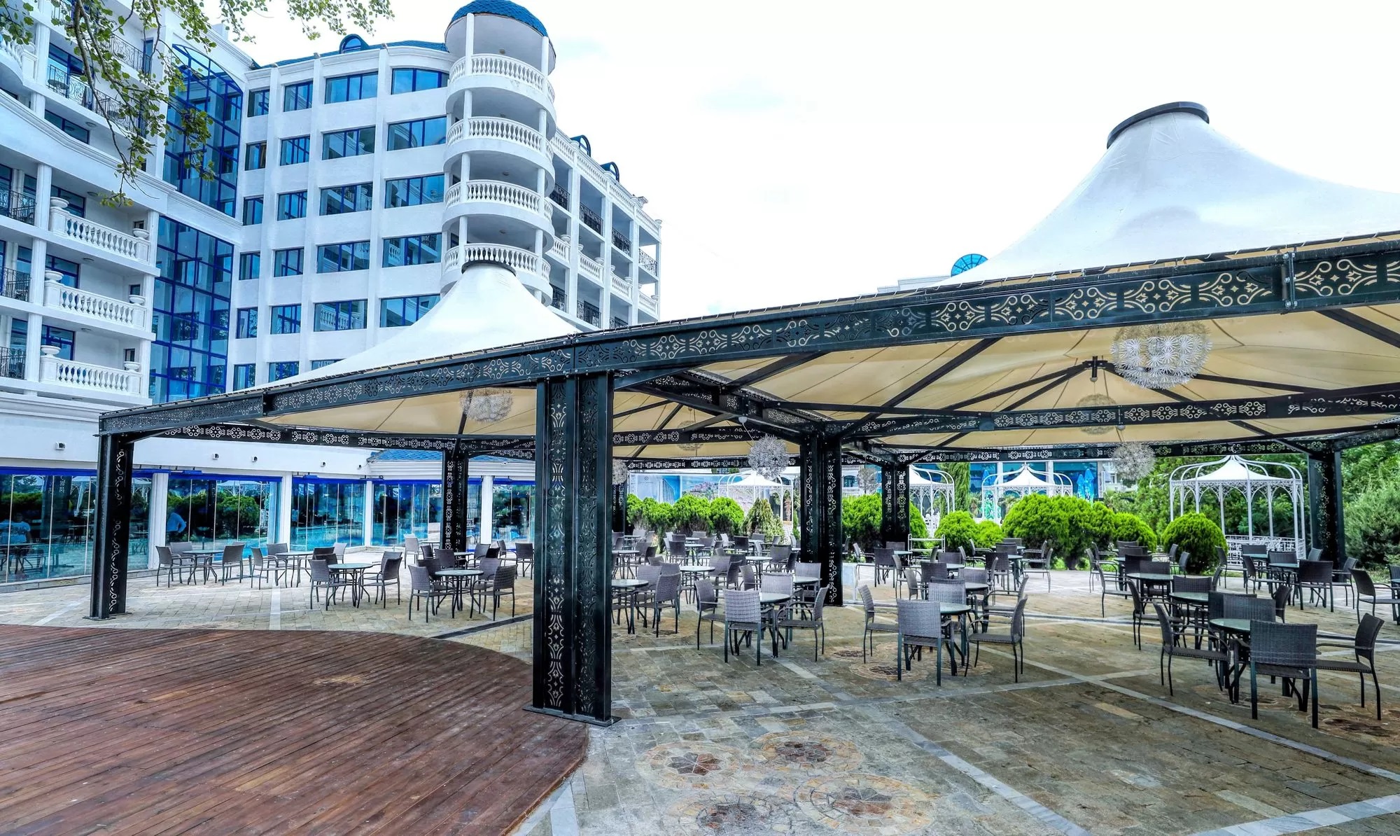 Hotel Chaika Beach Resort-Terasa restorana.jpg