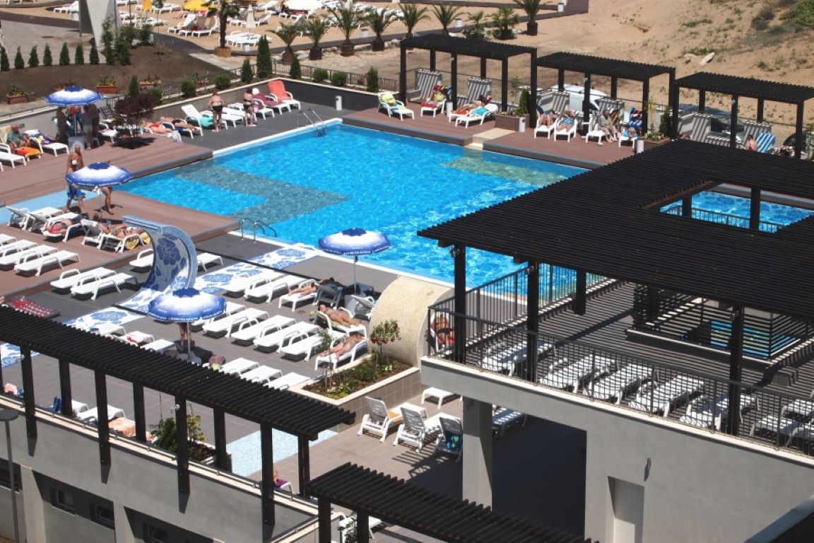 Hotel Burgas Beach-Bazen na krovu.jpg