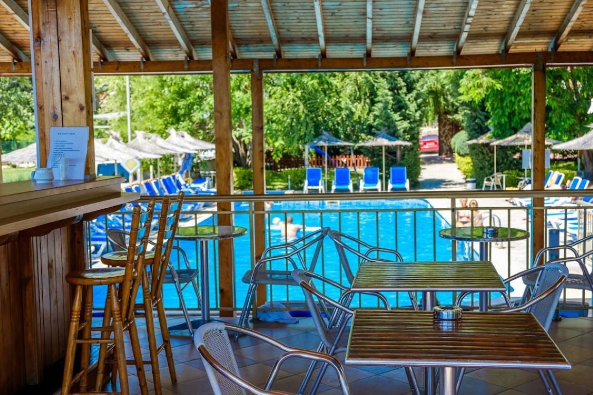 Vemara Club Hotel-Bar na bazenu.jpg