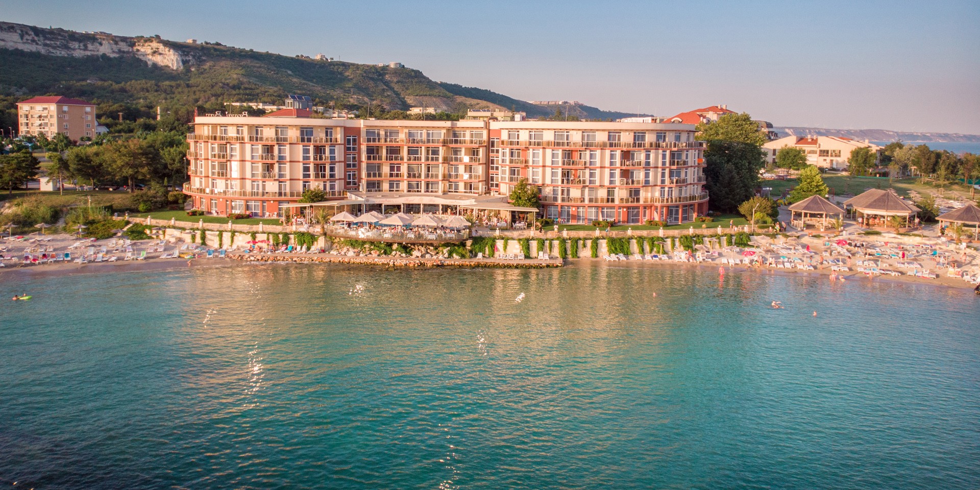 Hotel Royal Bay Kavarna-Hotel spolja.jpg