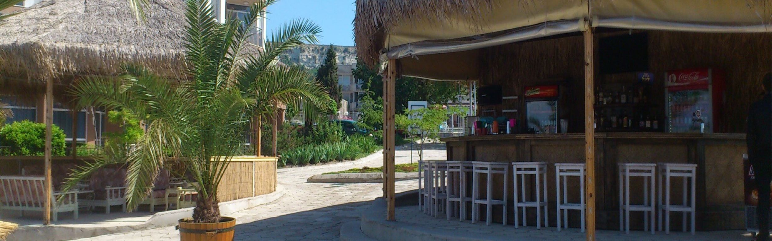 Royal Bay Kavarna Hotel-Bar na plazi.jpg