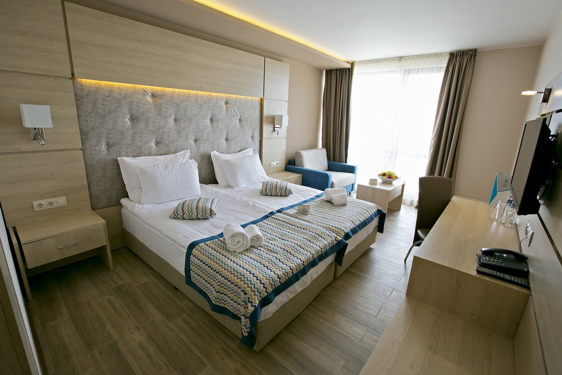 Royal Grand Hotel & Spa-Deluxe soba pogled more ili park.jpg