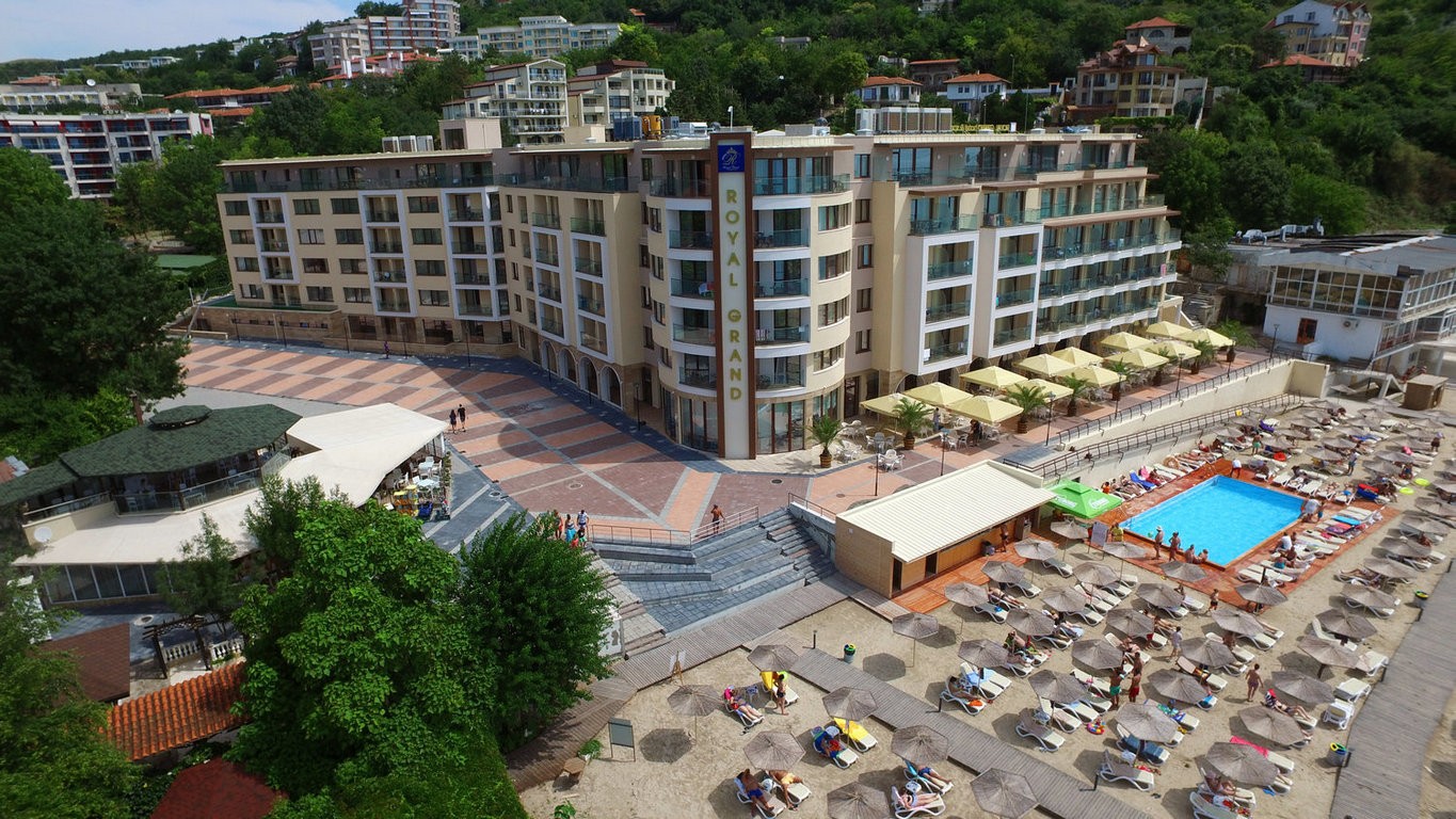 Royal Grand Hotel & Spa-Hotel spolja.jpg