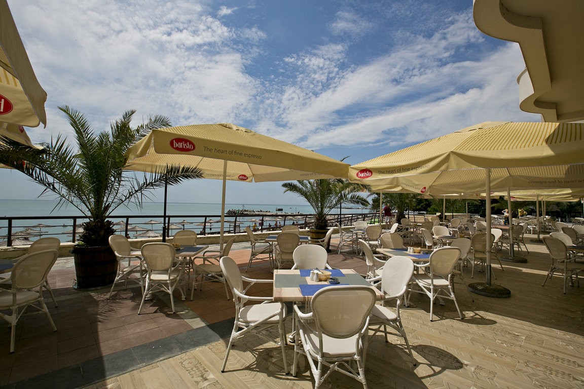 Royal Grand Hotel & Spa-Terasa restorana.jpg