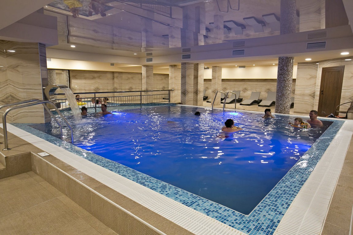 Royal Grand Hotel & Spa-Unutrasnji bazen.jpg