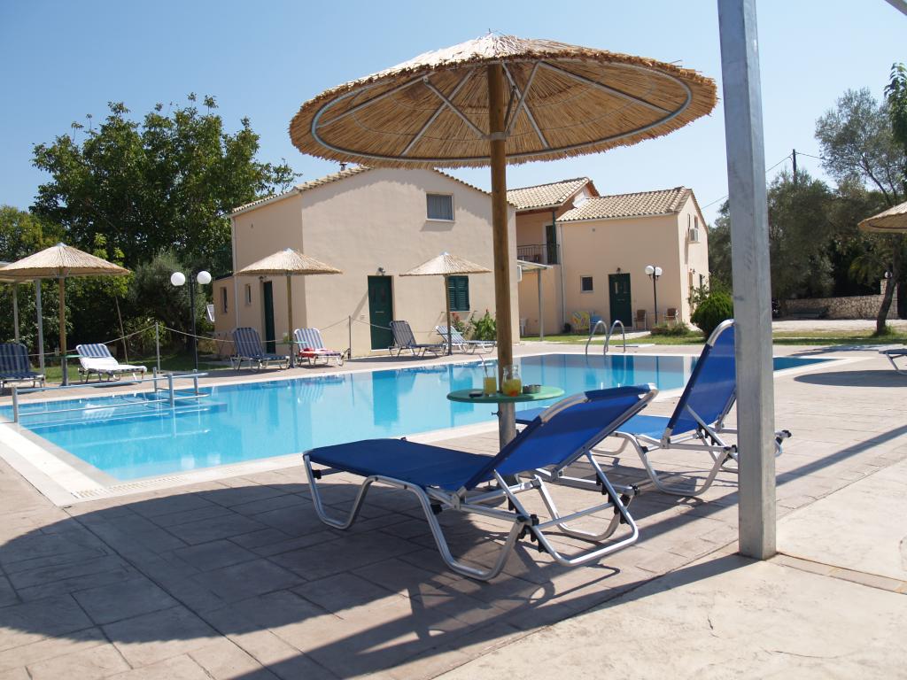 Maistro Annex Hotel-Lezaljke oko bazena.jpg