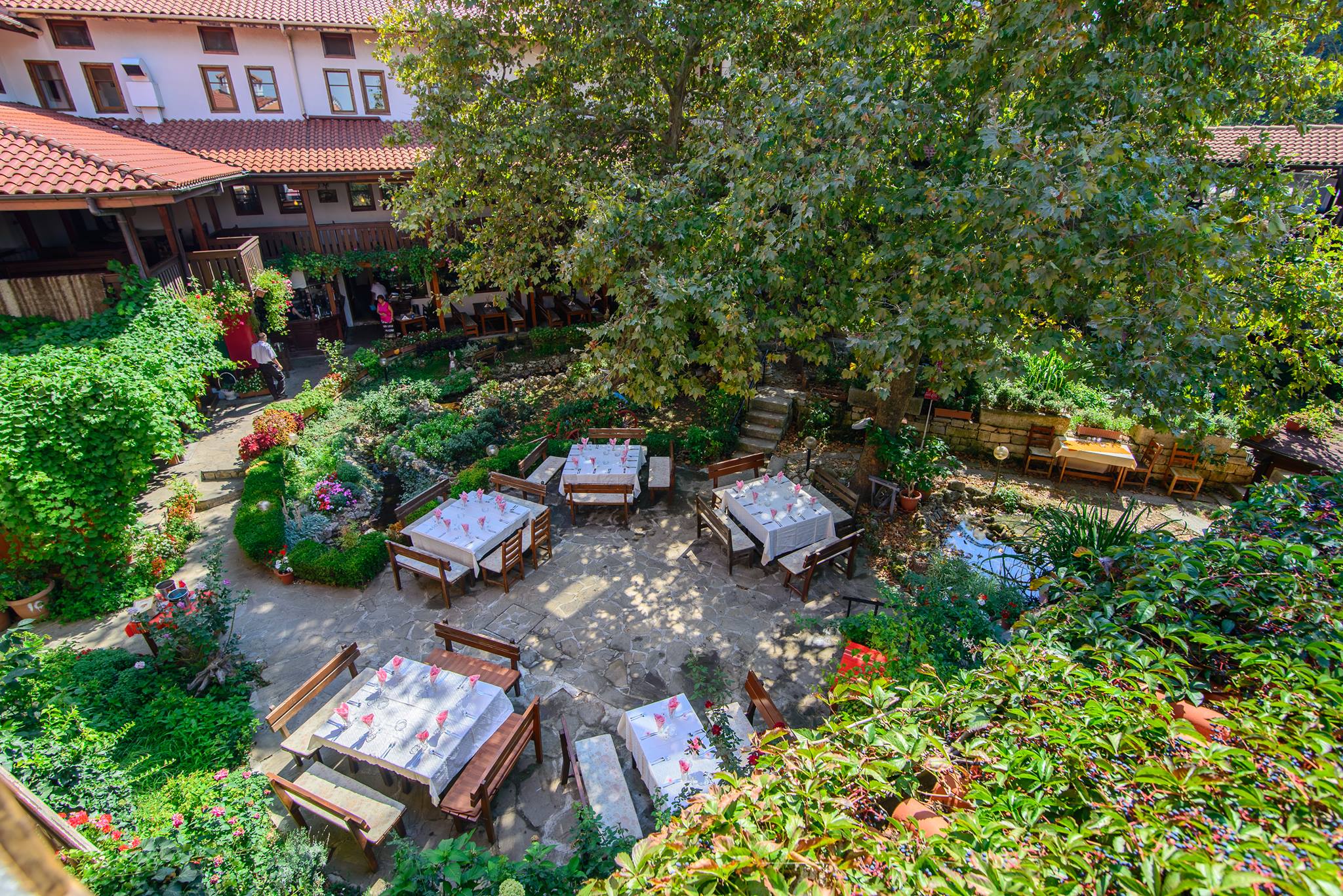 Hotel Izvora-Restoran napolju.jpg