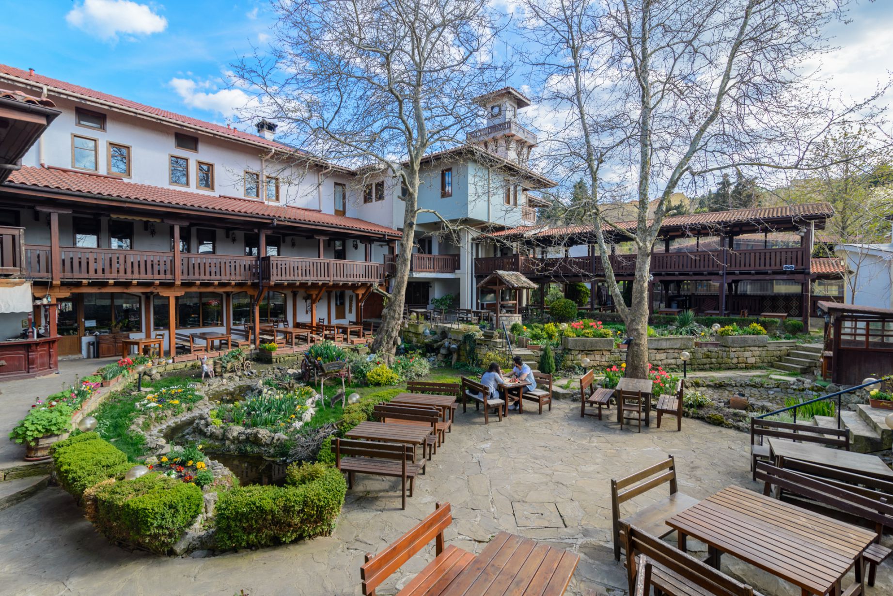 Izvora Hotel-Dvoriste.jpg