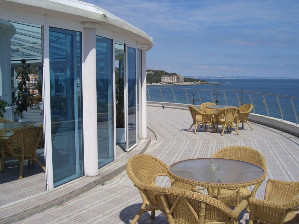 Hotel Sirius Beach-Bar na krovu.jpg