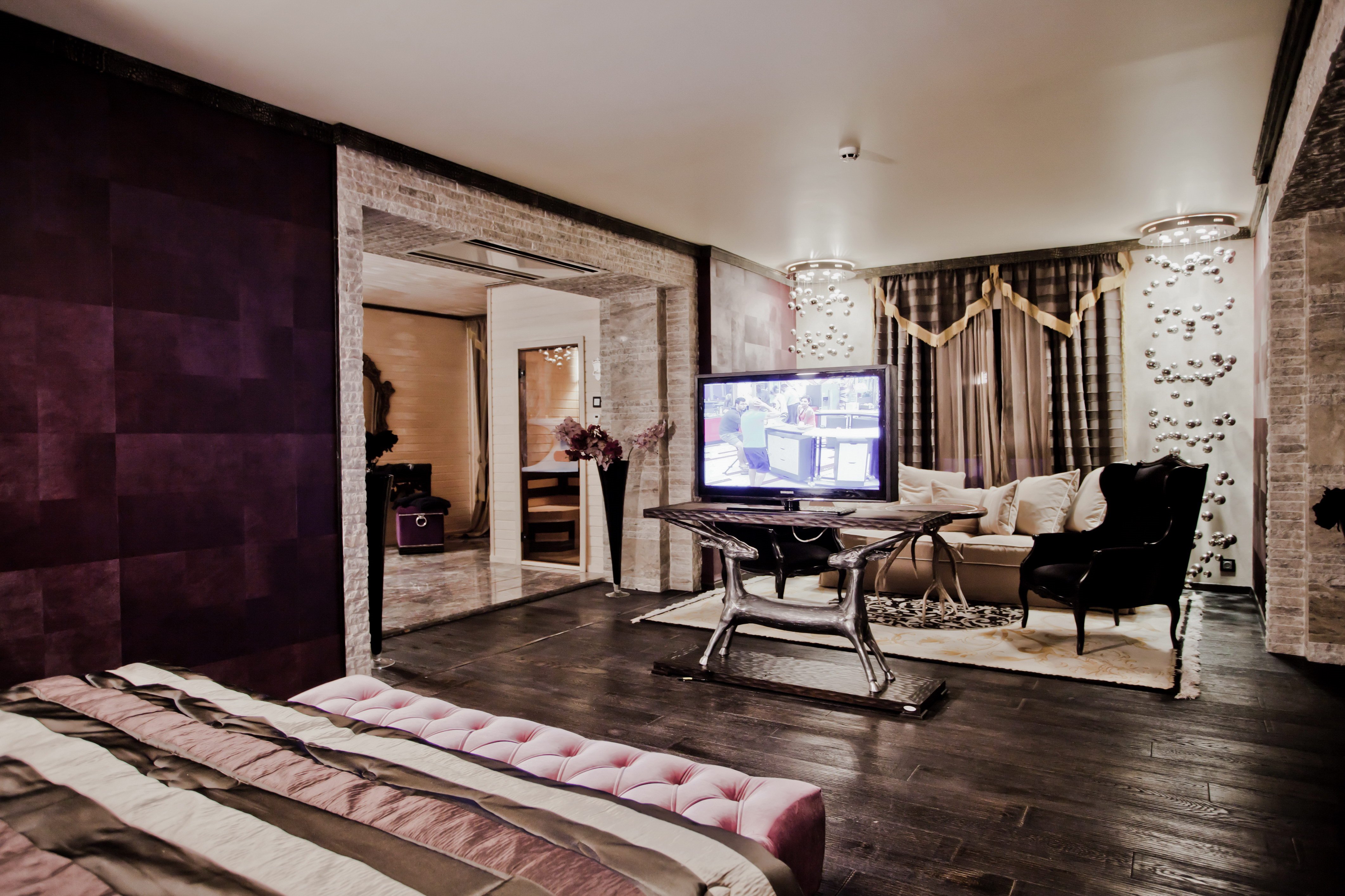 Royal Castle Hotel-Suite Hollywood.jpg
