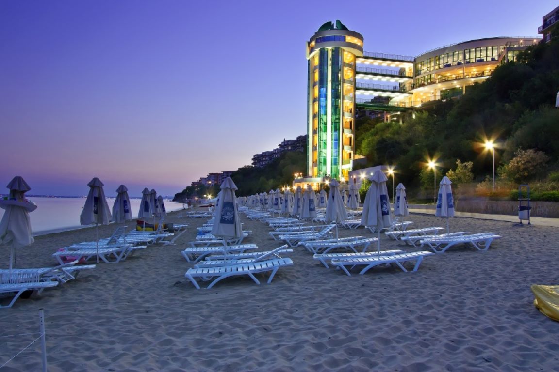 Paradise Beach-Plaza.jpg