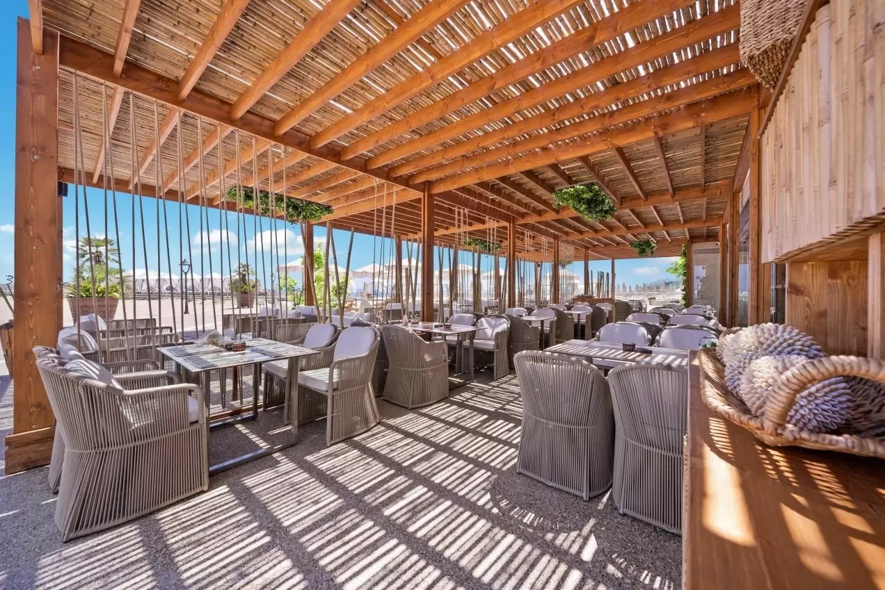 Hotel Nympha-Restoran na plazi.jpg