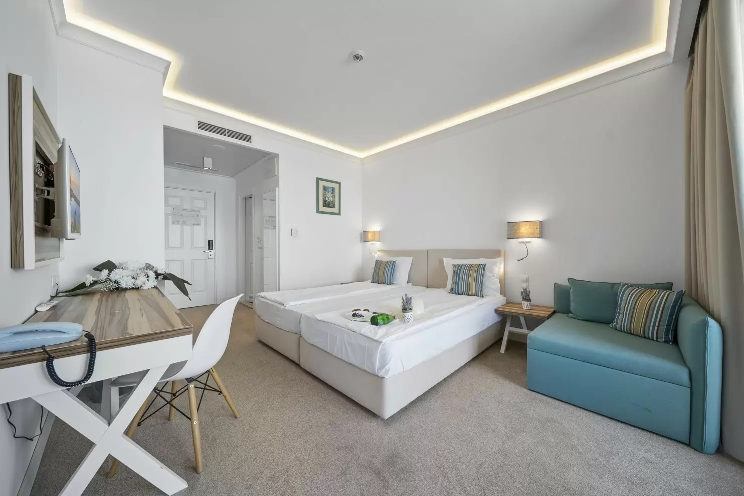 Hotel Nympha-Standardna soba balkon pogled more.jpg