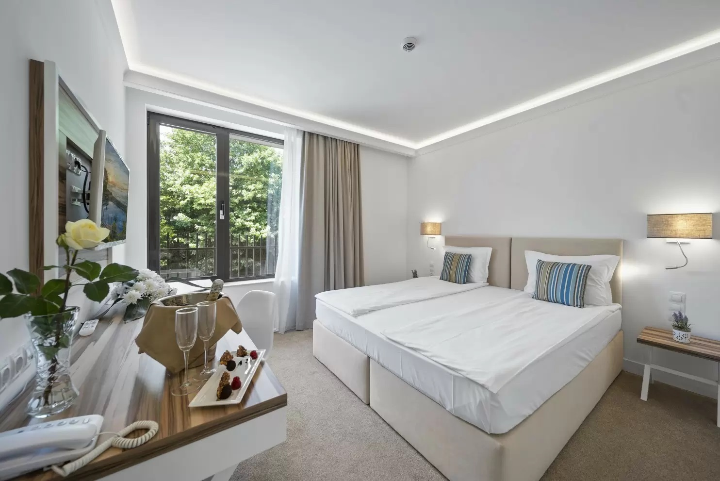 Nympha Hotel-Standardna soba bez balkona pogled park.jpg