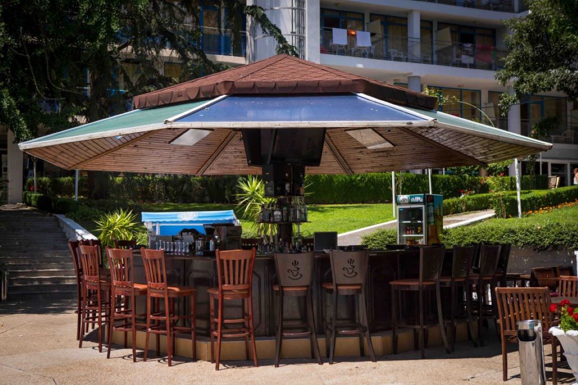 Hotel Perla-Bar na bazenu.jpg