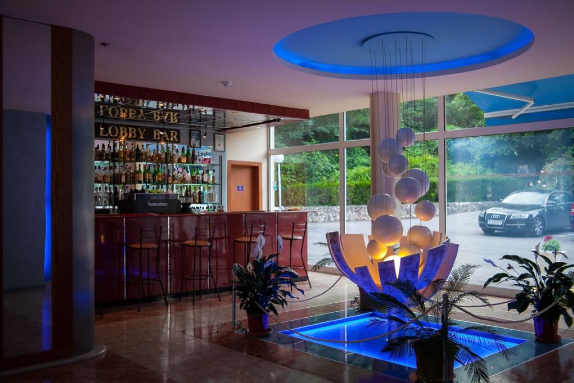 Perla Hotel-Lobby bar.jpg