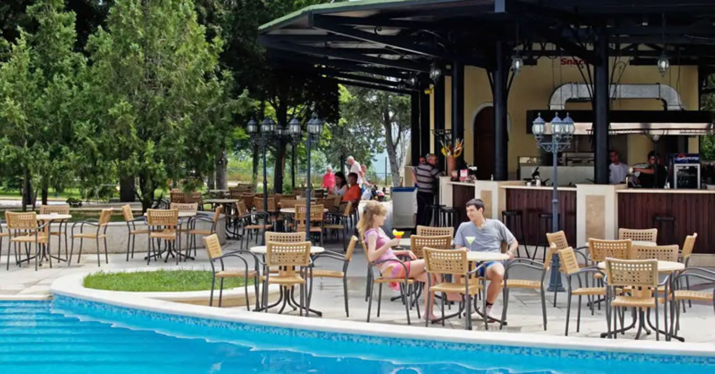 Sol Nessebar Palace-Bar na bazenu.jpg
