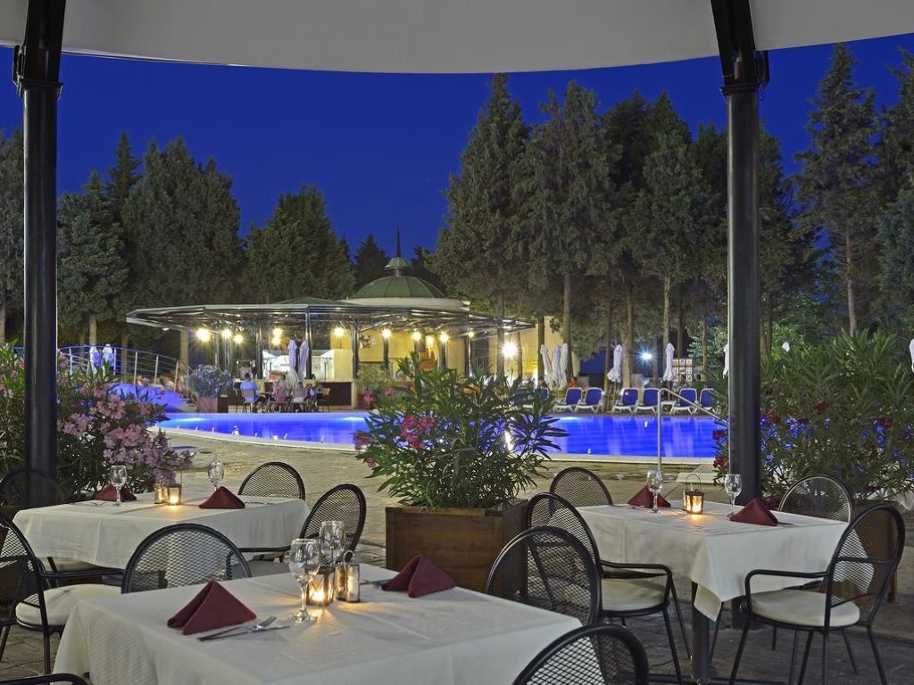 Sol Nessebar Palace Hotel-Glavni restoran.jpg