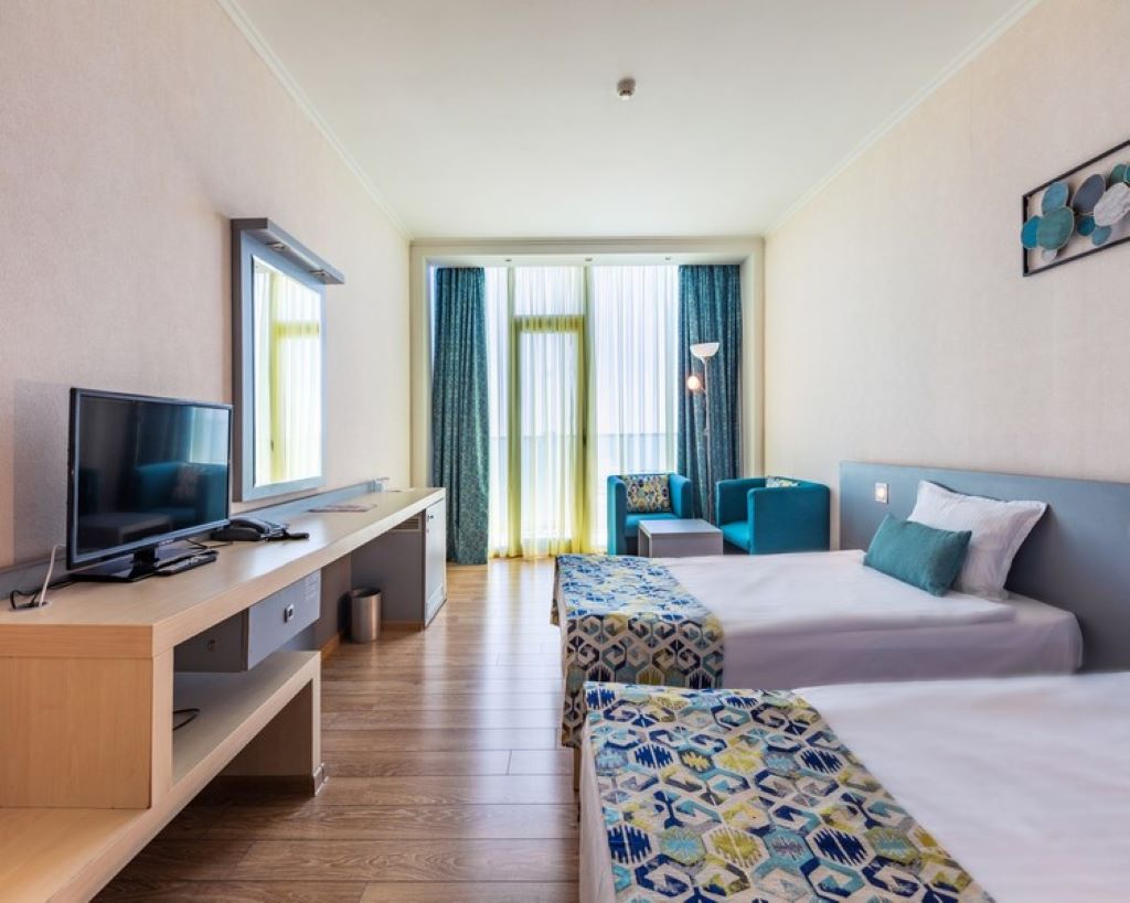 Hotel Sol Marina Palace-Standardna soba delimican pogled more.jpg