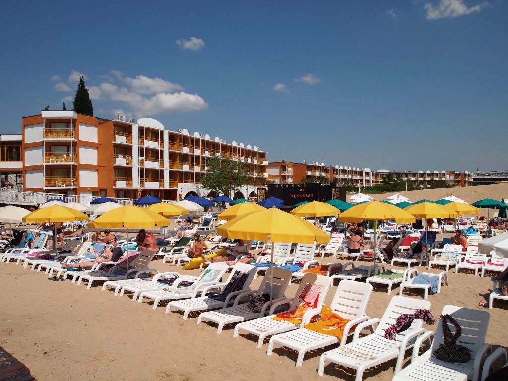 Hotel Nessebar Beach plaza i lezaljke.jpg