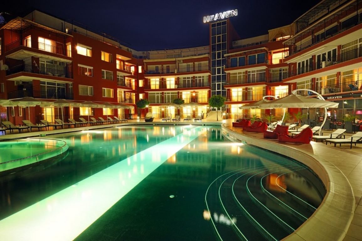 Heaven hotel bazen nocu.jpg