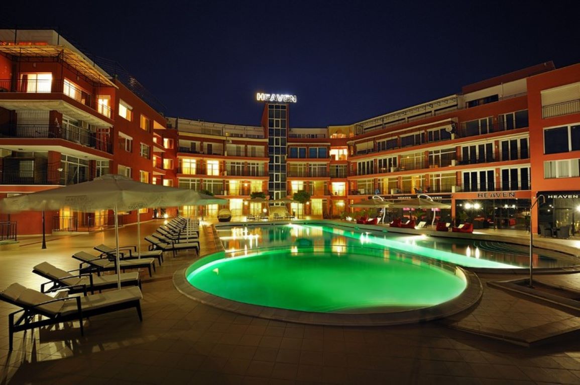 Hotel Heaven nocu bazen.jpg