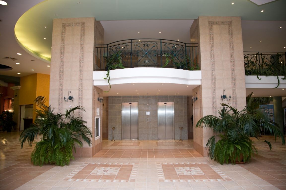 Hotel Hrizantema lobby.jpg