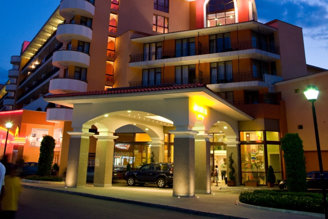 Hotel Hrizantema nocni izgled.jpg