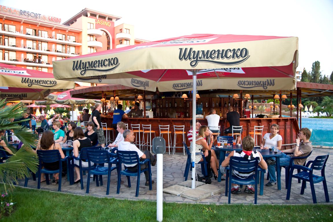 Hrizantema hotel pool bar.jpg