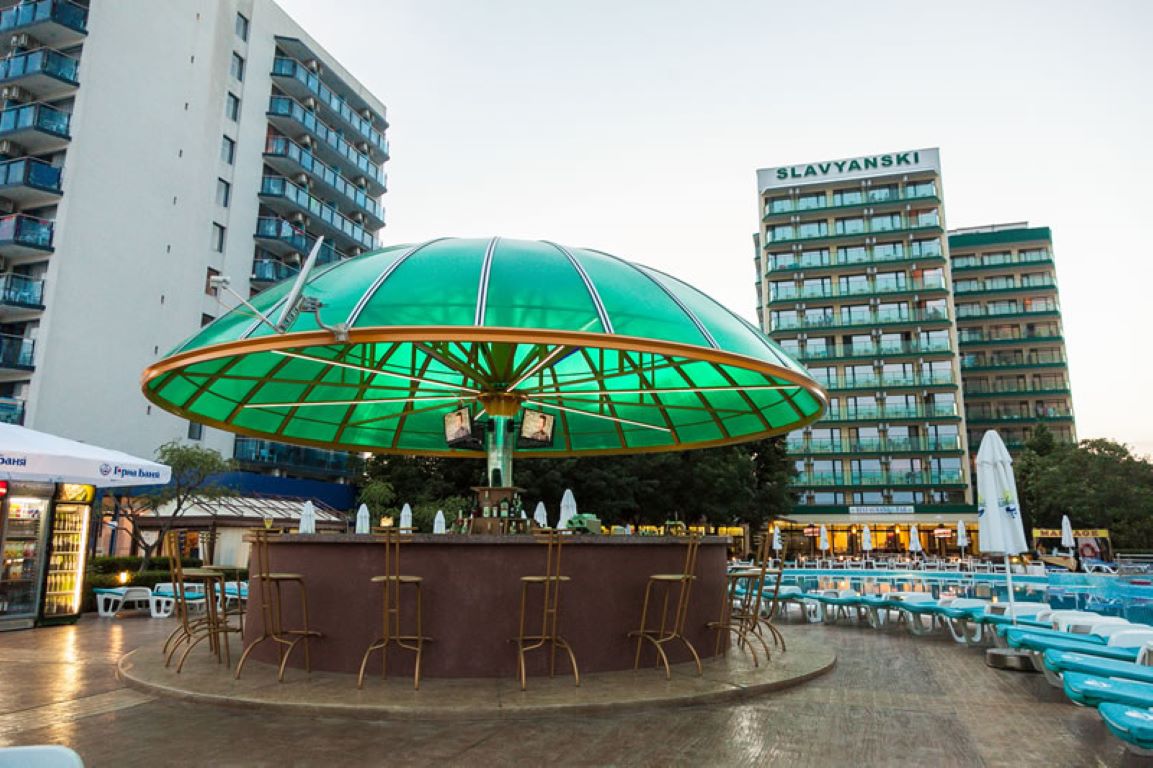 Slavyanski hotel pool bar.jpg