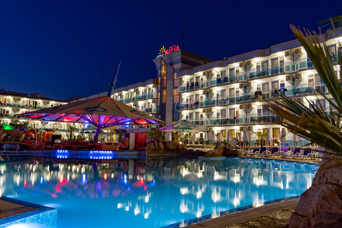 Hotel Kotva bazen nocu.jpg