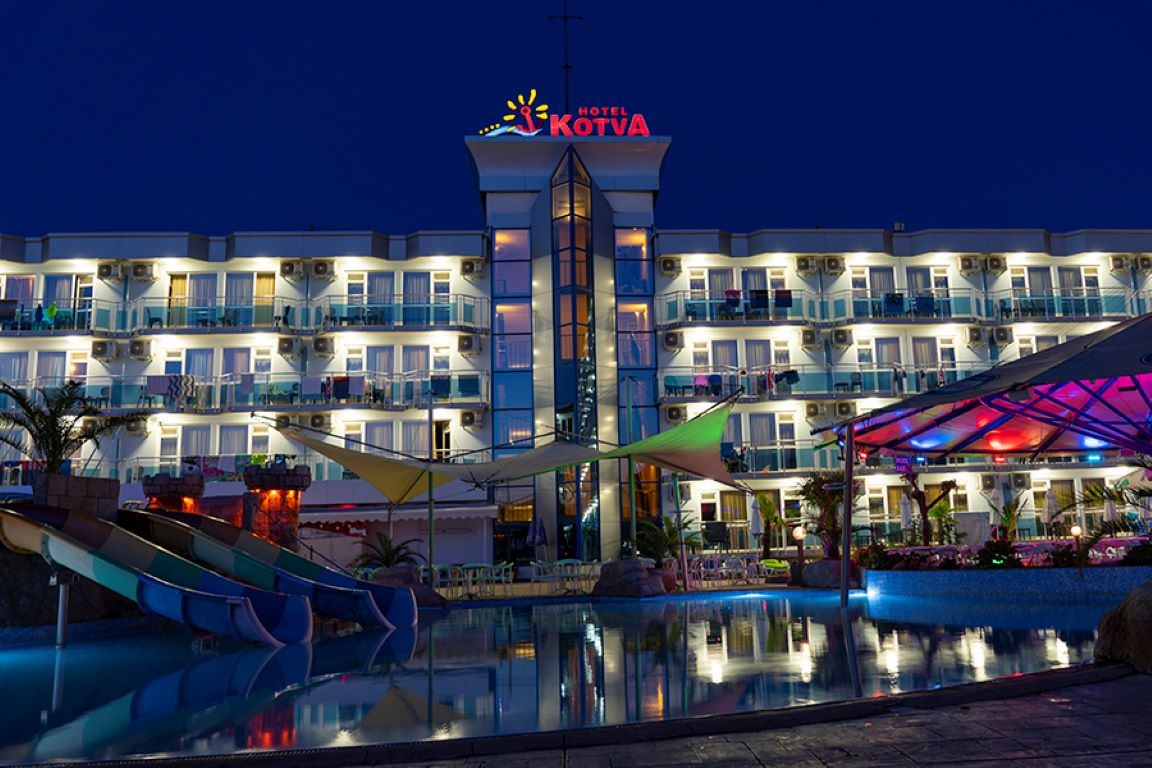 Hotel Kotva bazen tobogani.jpg