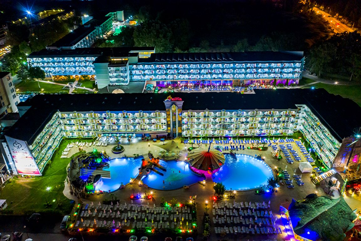 Hotel Kotva noću.jpg
