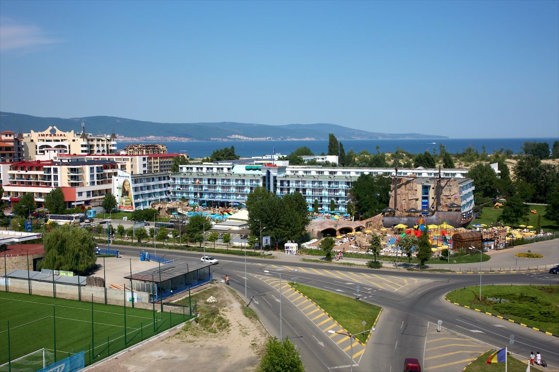 Hotel Kotva spoljasnji izgled i prilaz.jpg