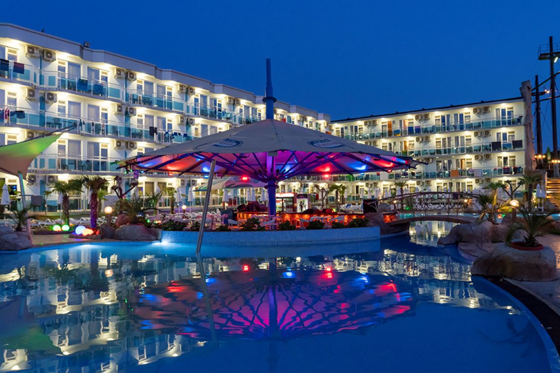 Hotel kotva nocu bazen.jpg