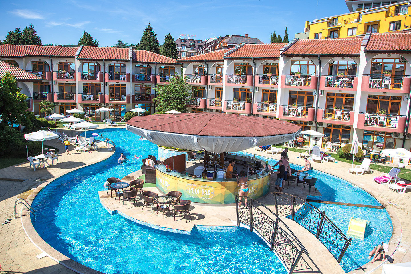 Hotel Sunrise-Bar na bazenu.png