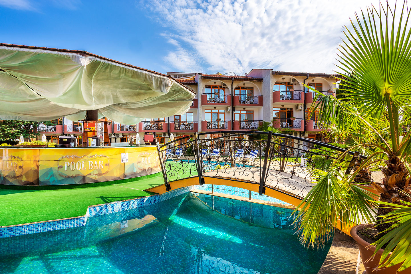 Sunrise Hotel-Bar na bazenu.png