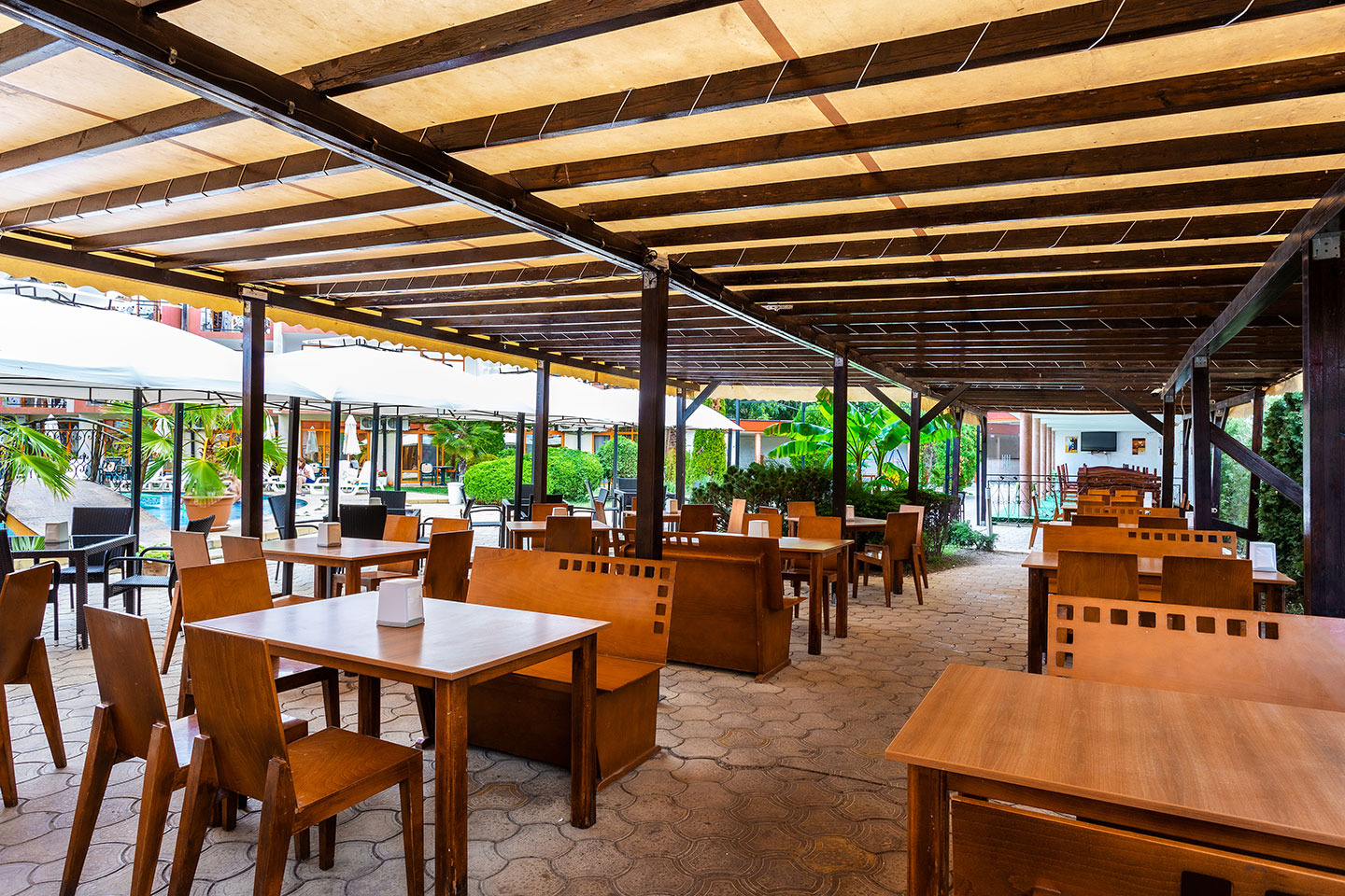 Sunrise Hotel-Terasa restorana.png