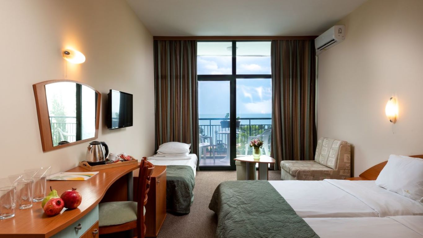 Palm Beach Hotel-Trokrevetna soba.jpg