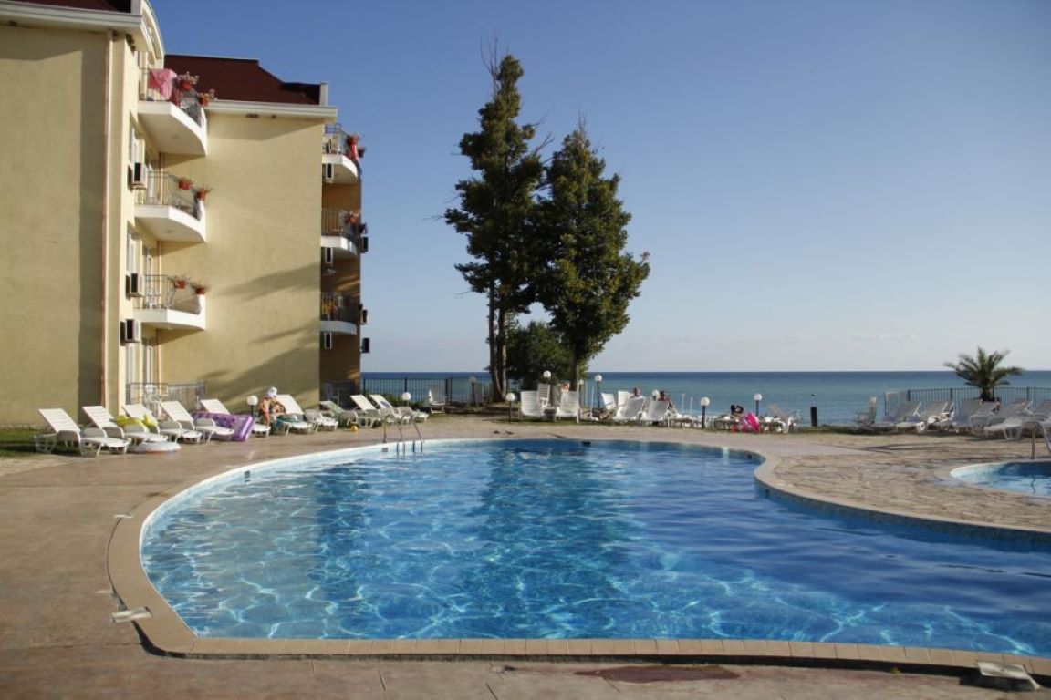 Helios Balchik-Bazen.jpg