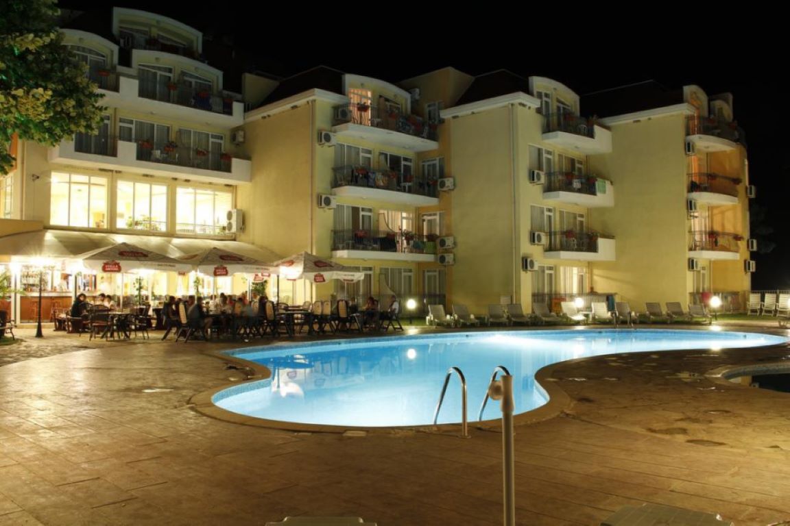 Hotel Helios Balchik-Nocni izgled.jpg