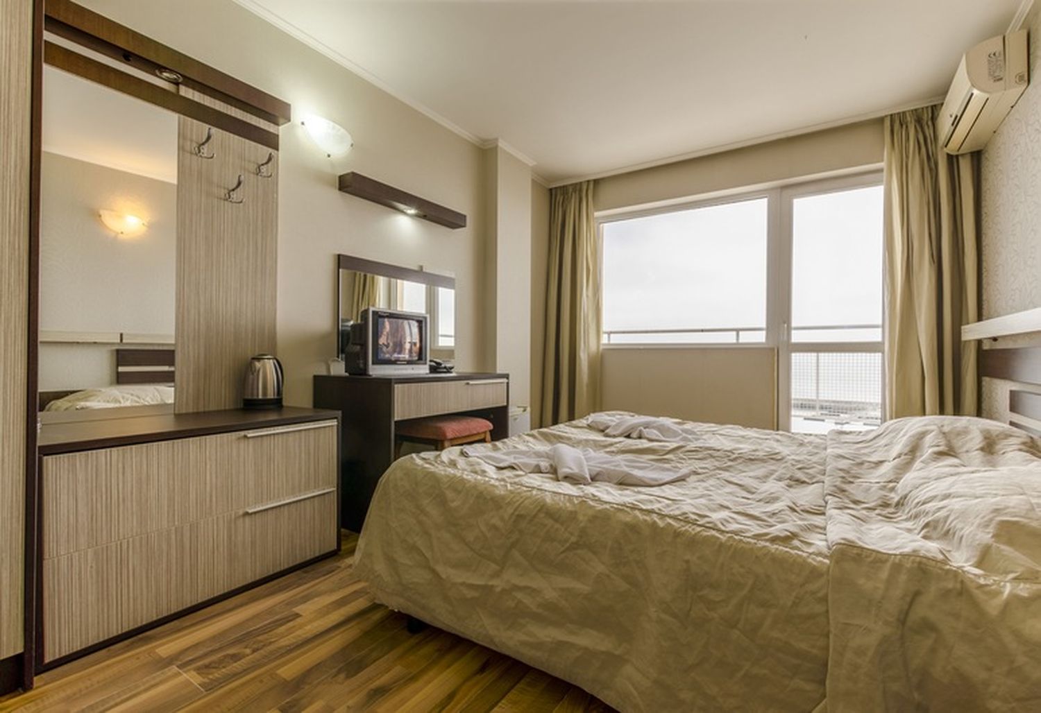 Lotos Beach Hotel-Standardna renovirana soba.jpg