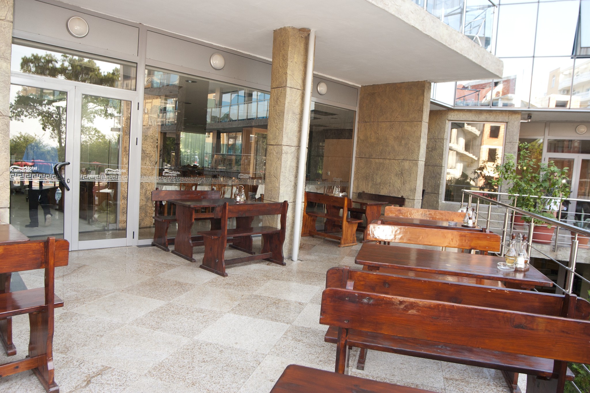 Kamenec Kiten-Terasa restorana.jpg